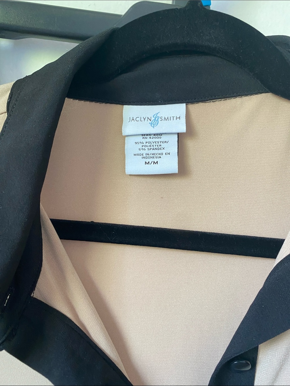 Jaclyn Smith Black and Beige Two-Tone top m